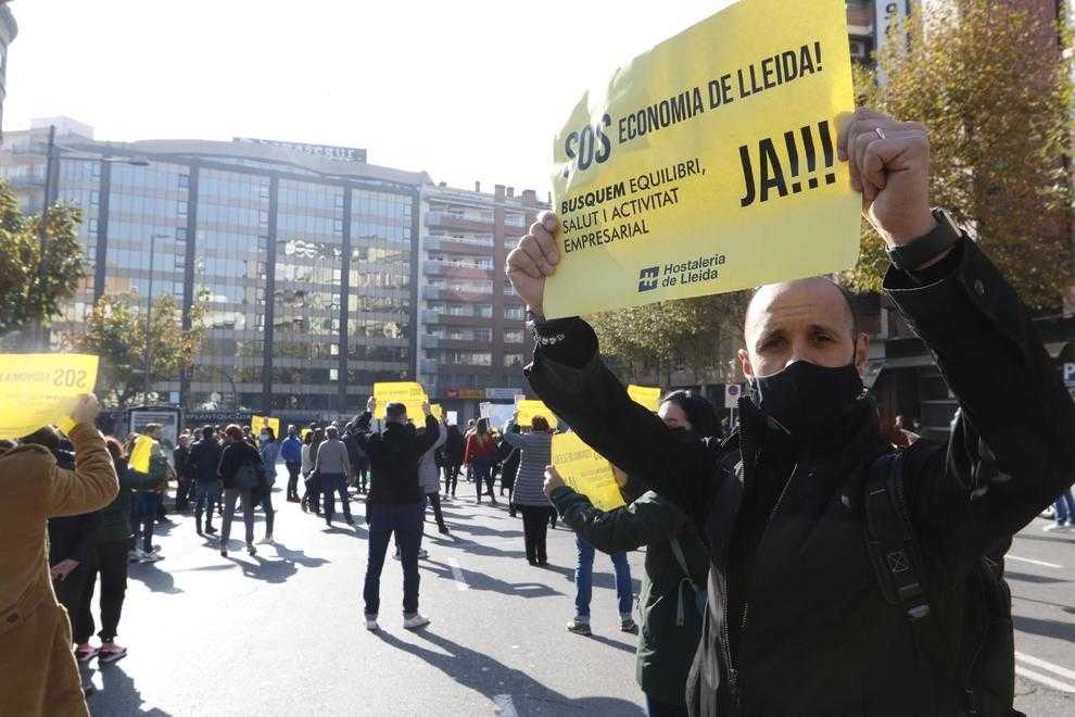 ⏯️ Marxa d'uns 150 vehicles per mostrar la indignació empresarial a Lleida
