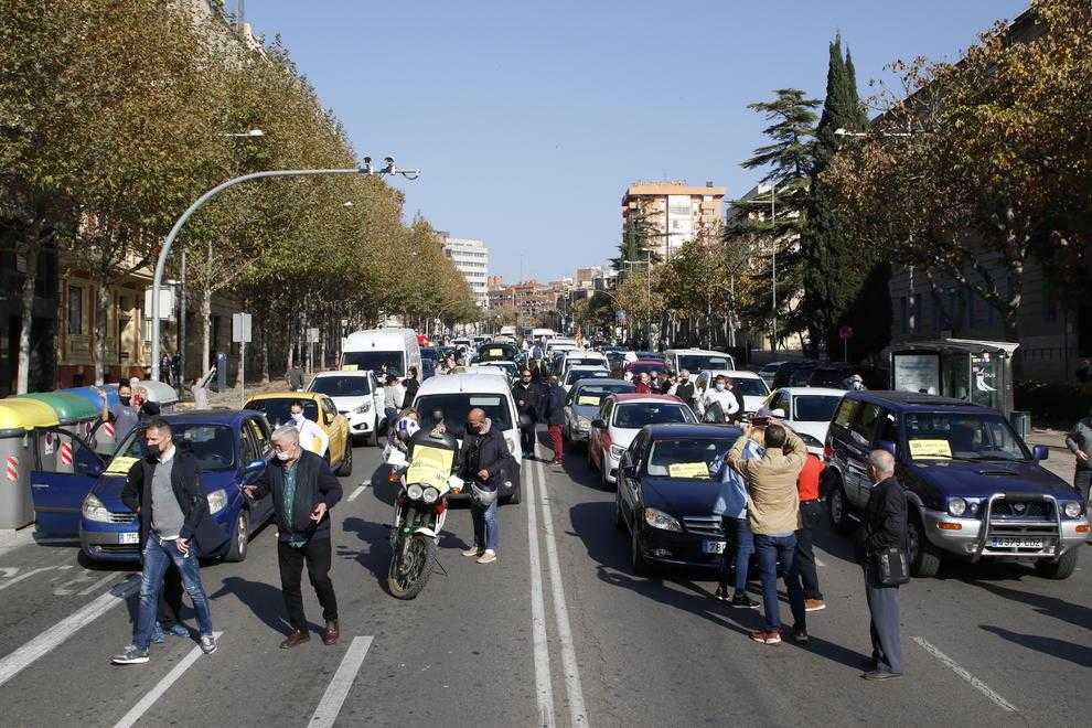 ⏯️ Marxa d'uns 150 vehicles per mostrar la indignació empresarial a Lleida