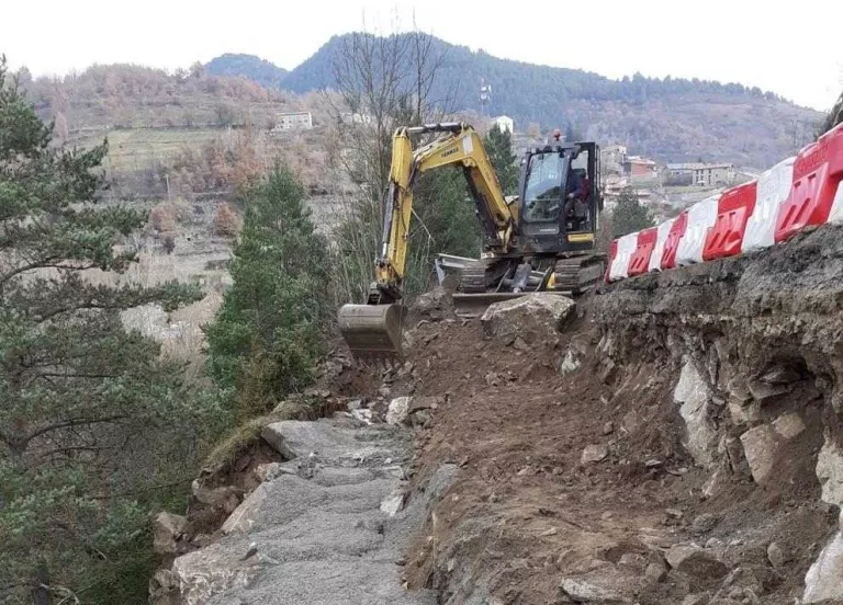 S'enfonsa un tram de la carretera de Montellà