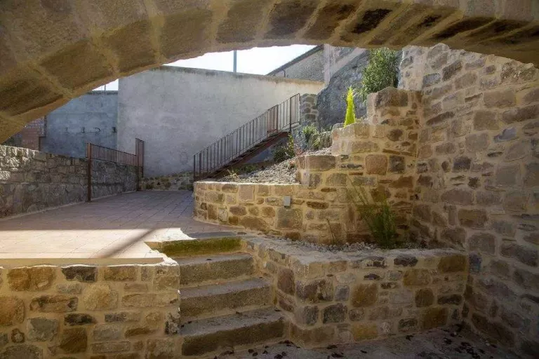 El carrer del Forn i l'església de Nalec, connectats per escales
