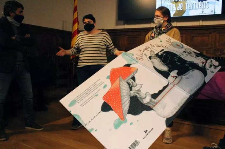Presentació ahir a l’IEI, amb una reproducció gegant del conte il·lustrat guanyador el 2019.