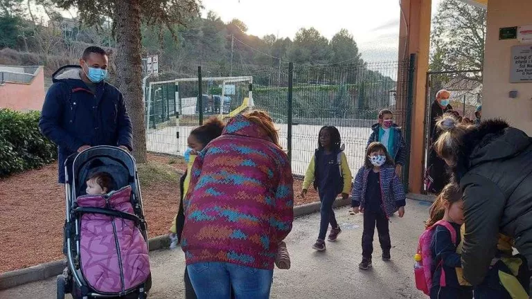 Cubells garanteix el futur de l'escola amb 6 nens de 2 famílies