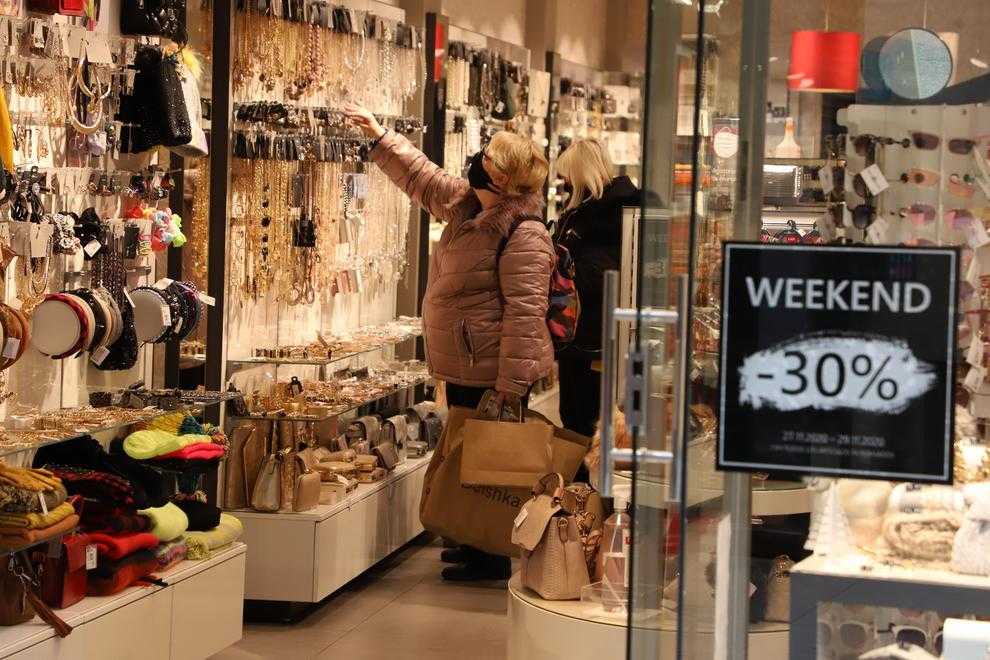Diumenge d'obertura comercial a mig gas pel confinament perimetral