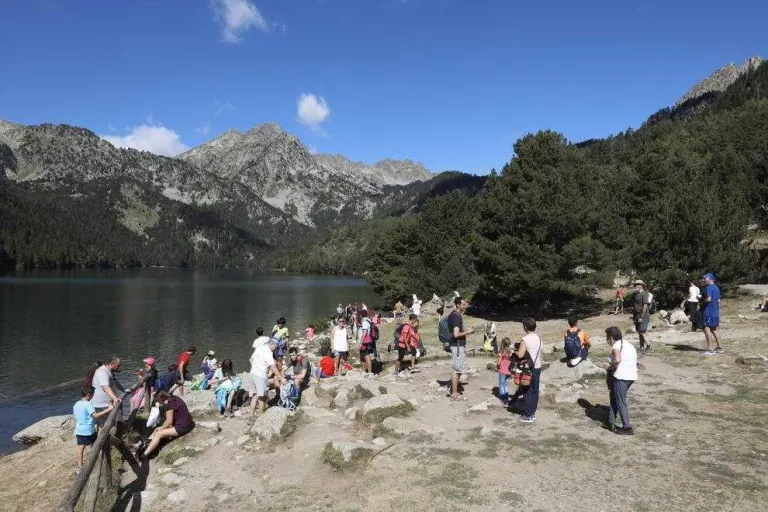 El turisme ha aguantat millor a Lleida que en altres zones. Estany de Sant Maurici aquest estiu.