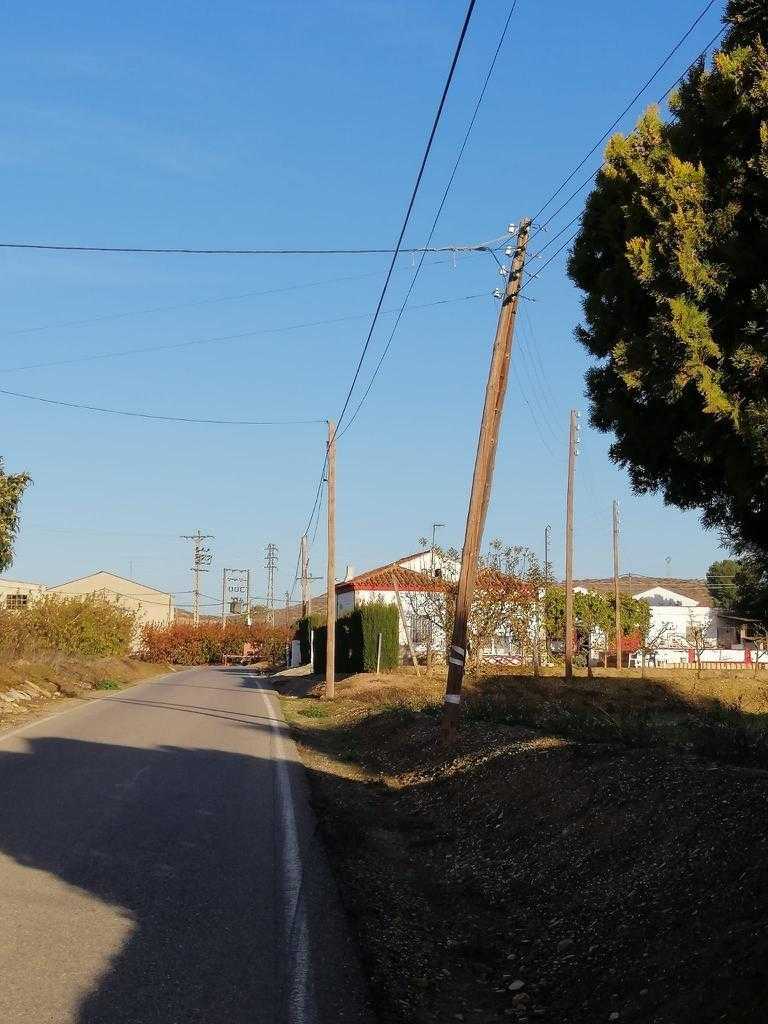 Pals a punt de caure a les línies de telèfon i electricitat de Butsènit