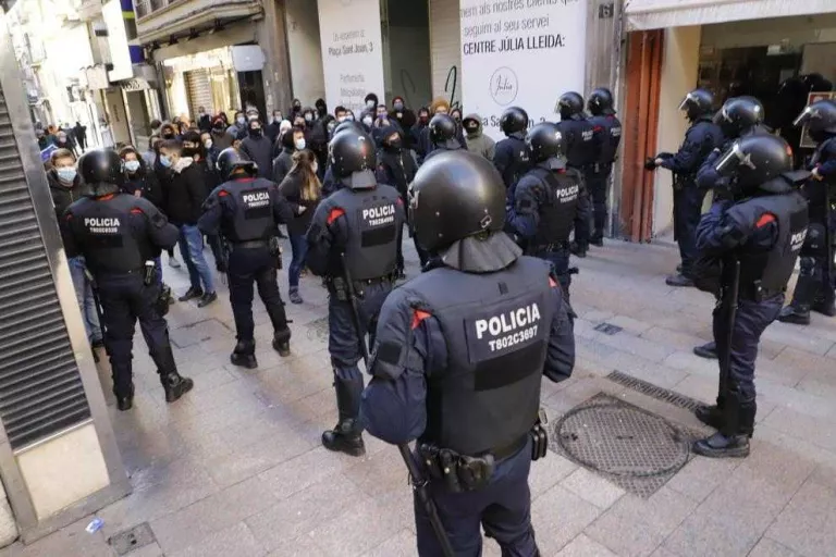 ⏯️ Un 'exèrcit' de mossos impedeix que els CDR i Vox s'enfrontin a Lleida