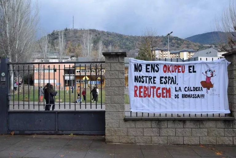 Pares i l'escola Pau Claris, contra la caldera de biomassa al pati