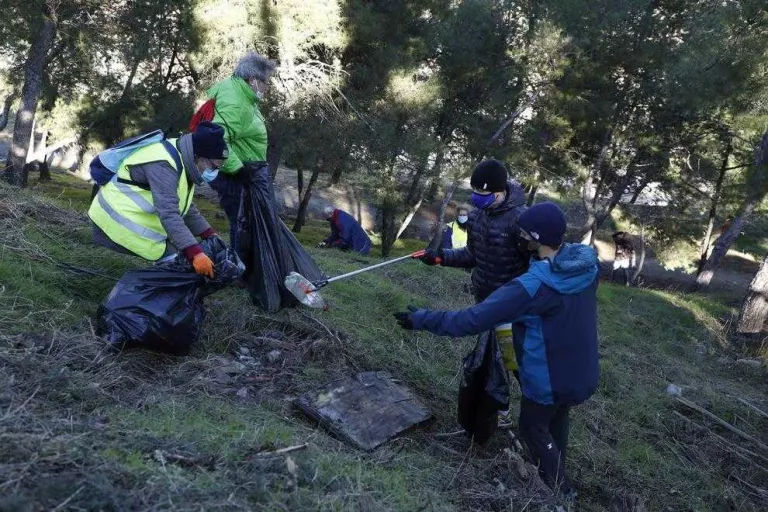 Cinquanta voluntaris recullen 200 quilos de brossa al Turó de Gardeny