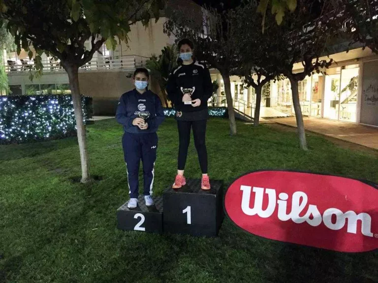 Laia Larrosa, a dalt de tot del podi femení infantil.