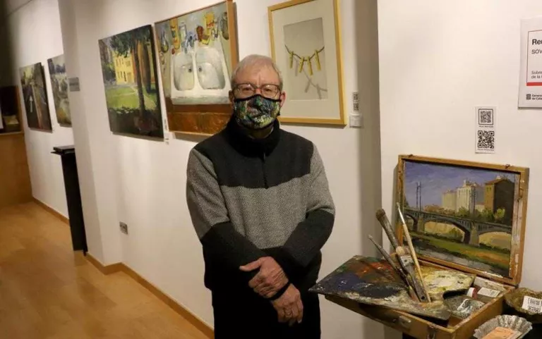 L’artista lleidatà Manel Crosa, ahir a la seua exposició retrospectiva al Cercle de Belles Arts.