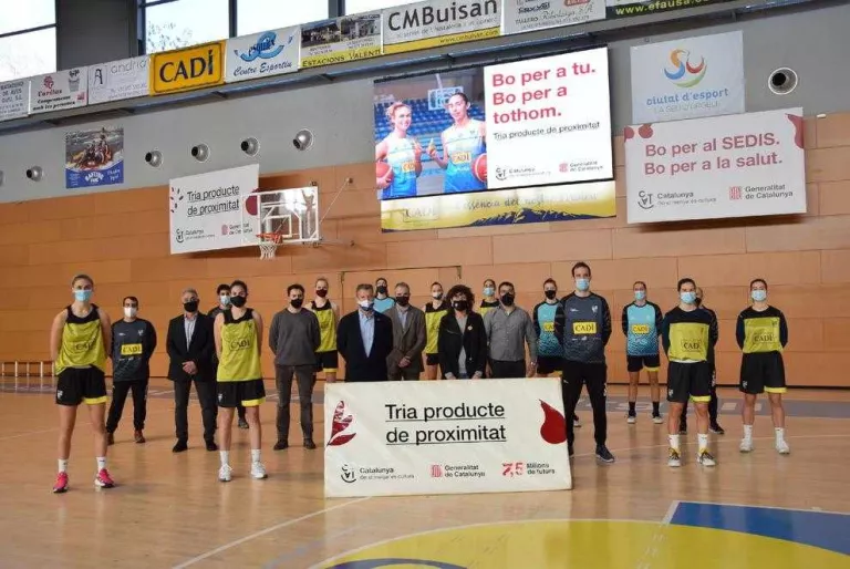 Les jugadores del Cadí la Seu van participar ahir en la presentació de la campanya “Bo per a tu. Bo per a tothom”, ahir al Palau d’Esports.