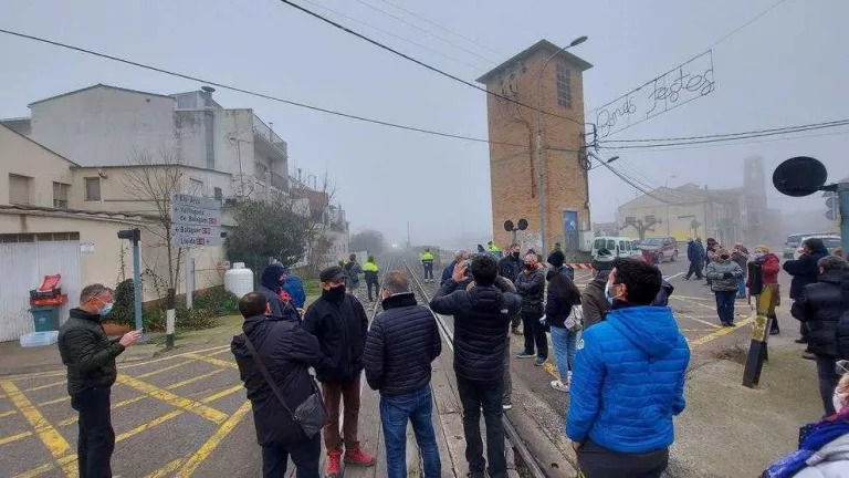 Tallen la via del tren a Térmens per paralitzar la supressió d'un pas a nivell