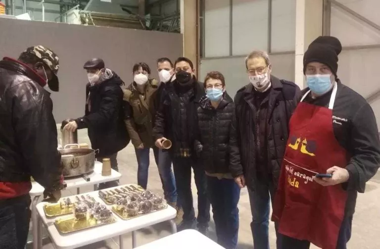 Membres de la Fecoll, ahir en el dinar solidari que van oferir al pavelló 4 de la Fira.