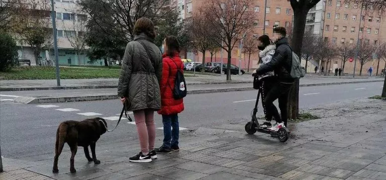 Patinets fora de la vorera i a 25 km/h