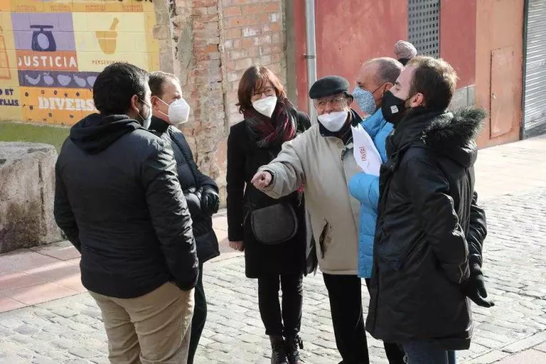 Millas, Pueyo i la resta de l’equip de govern ahir durant la visita.