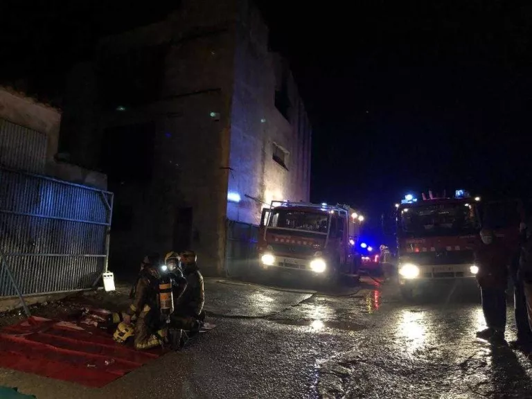 Moren 800 pollets en l'incendi d'una granja a Agramunt