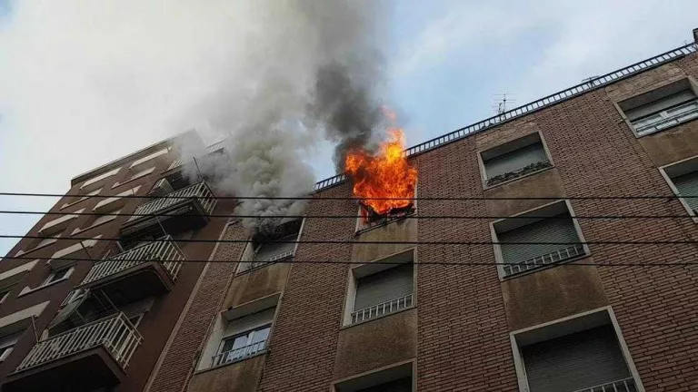 Desallotjats per un incendi en un pis del carrer Tamarit de Llitera