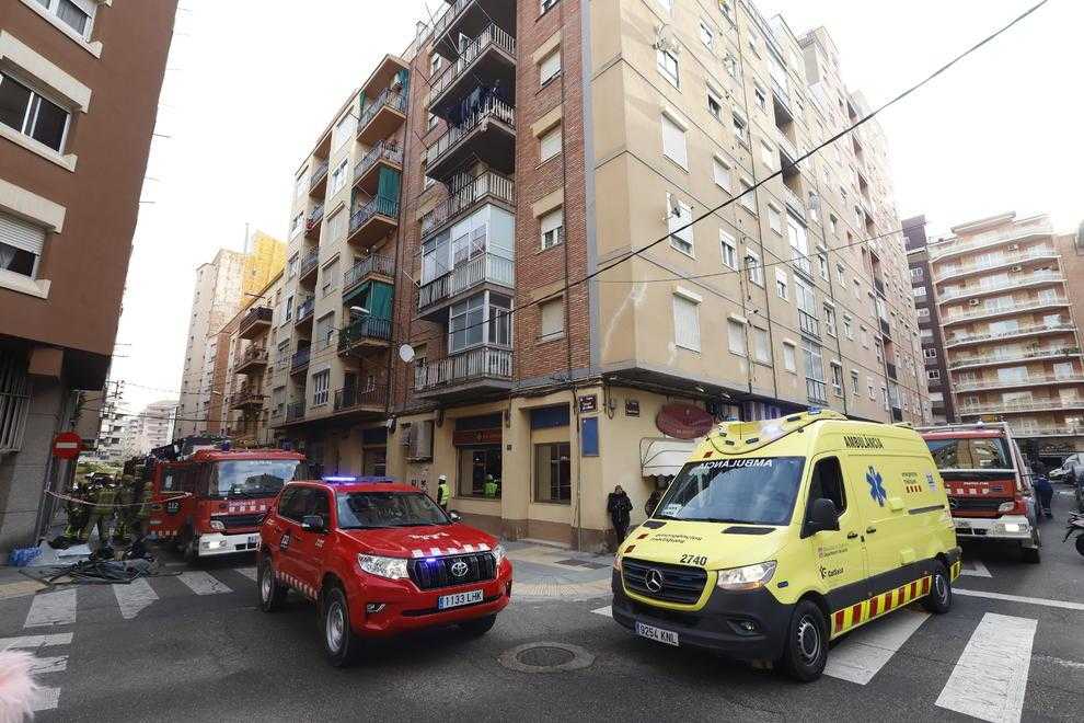 Desallotjats per un incendi en un pis del carrer Tamarit de Llitera