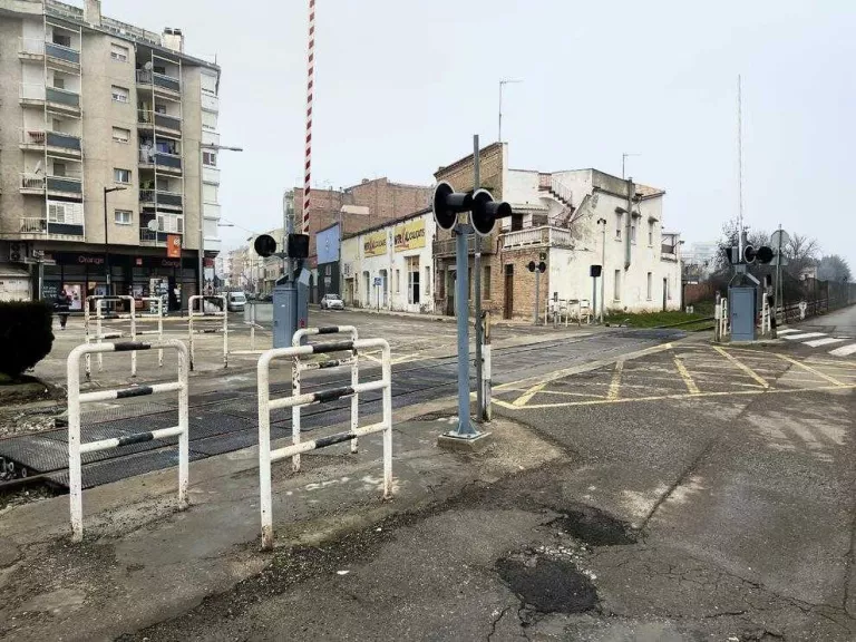 FGC renova el pas a nivell del tren al centre de Balaguer