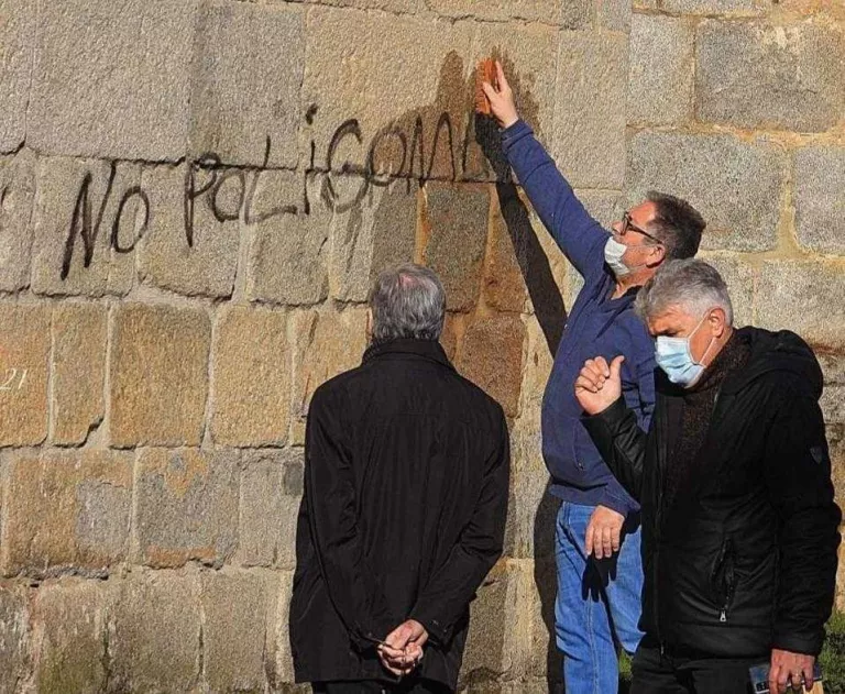 Denuncien una pintada a la catedral de la Seu d'Urgell