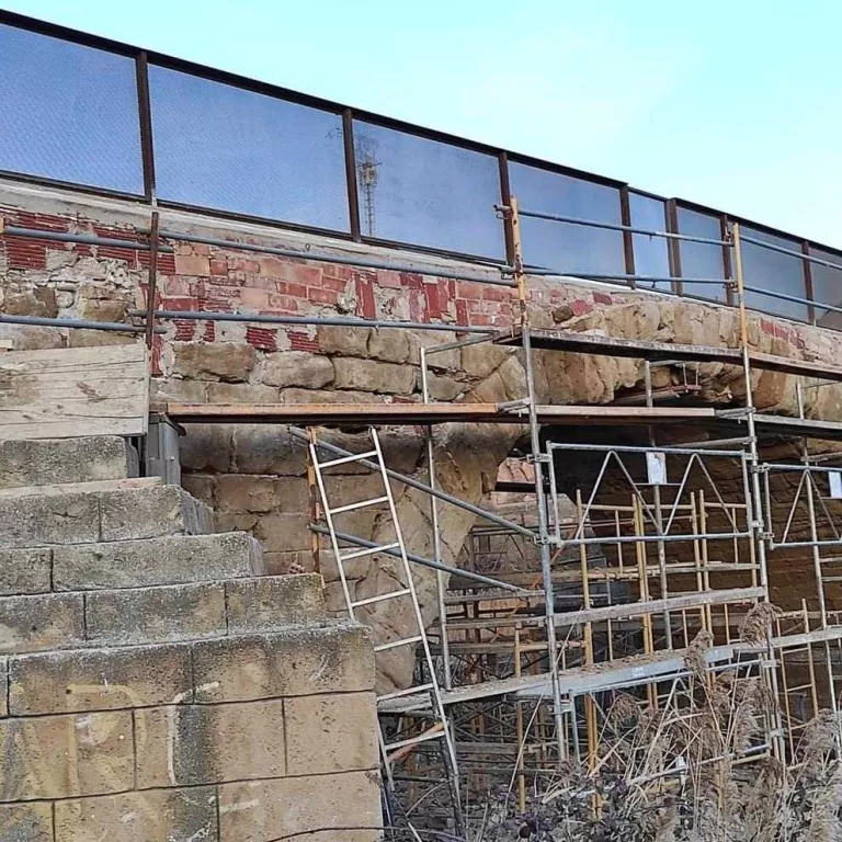 Cultura inspecciona les obres per restaurar el pont medieval d'Alfarràs