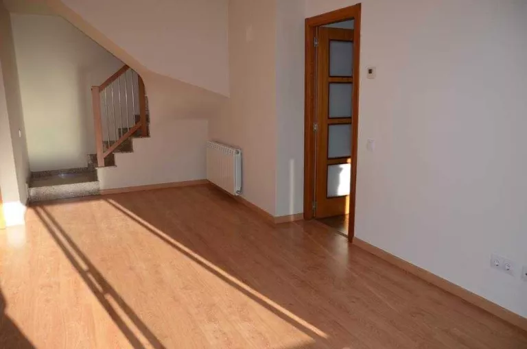 Gent gran que viu sola ja pot optar a un pis compartit per 150 € al mes