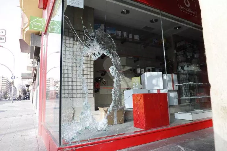 Tres detinguts per robar en dos establiments comercials de Lleida