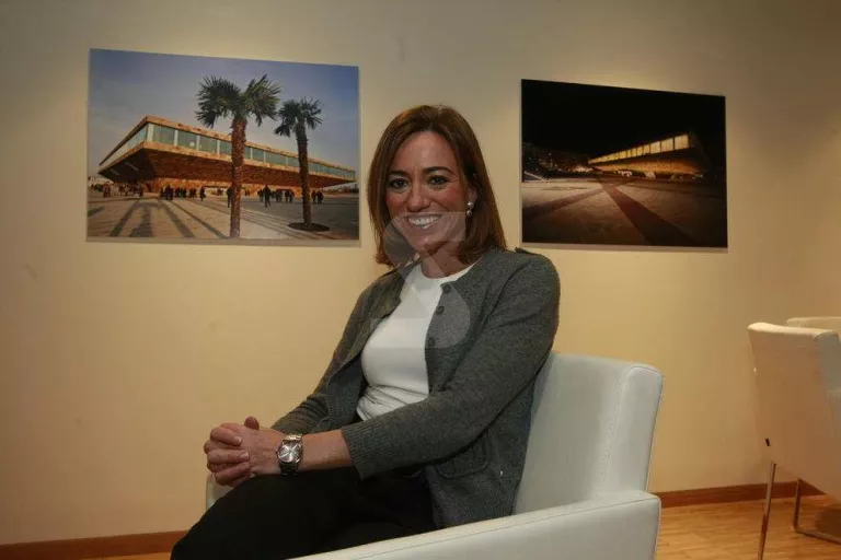 La socialista Carme Chacón, primera dona ministra de Defensa, mor als 46 anys
