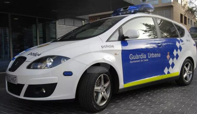 Denunciada la responsable d'un establiment obert que servia cafès per endur