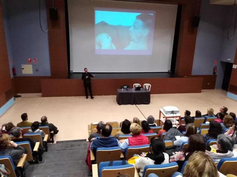 El doctor David Bueno apropa la neurociència educativa en una conferència a Artesa de Lleida