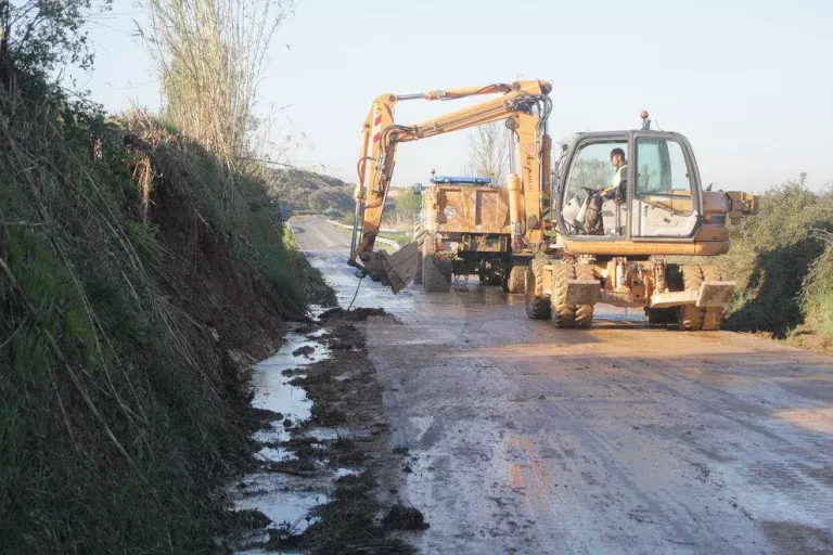 Una esllavissada talla la carretera entre Montoliu i Albatàrrec