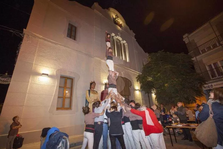 Guissona inaugura amb teatre i castellers el Centre Catòlic i Obrer