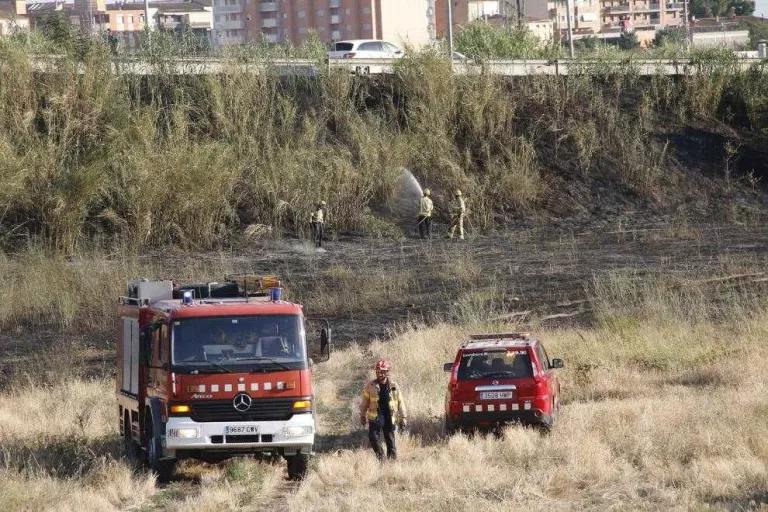 Un foc de matolls talla l'Ll-11 a Lleida