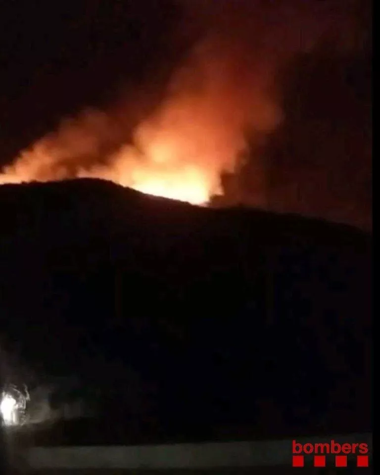 Els bombers treballen en un incendi de vegetació a Arties
