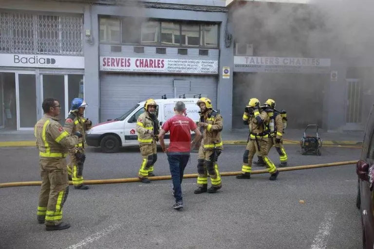 Un aparatós incendi en un taller de Cappont obliga a confinar veïns
