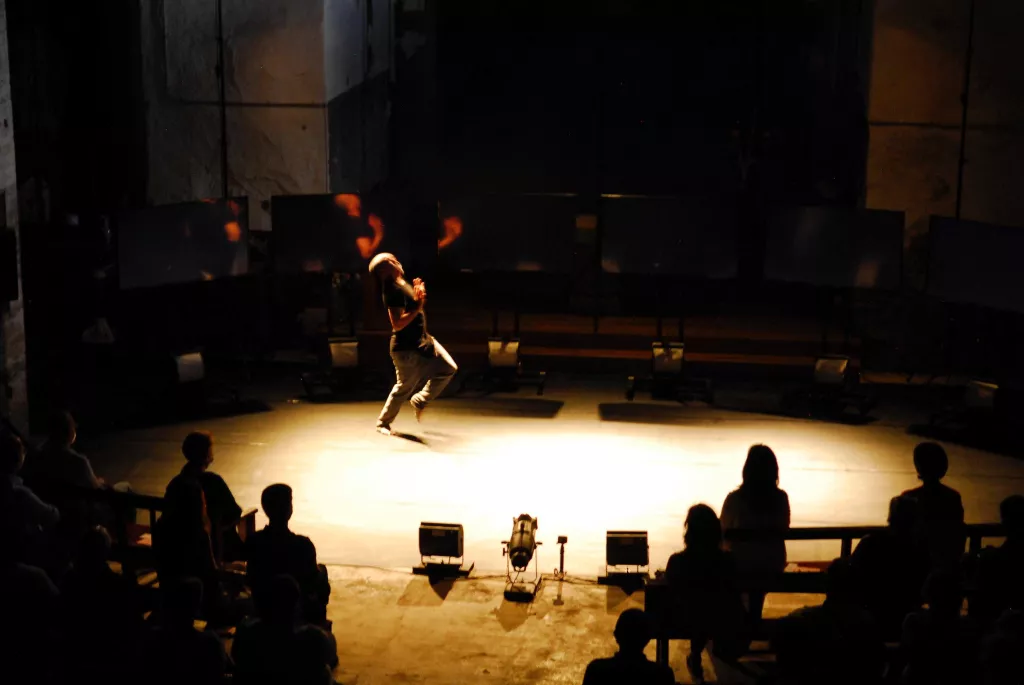 El Ballarí i coreògraf Roberto Olivan inaugura un Dansàneu adaptat a la Covid-19
