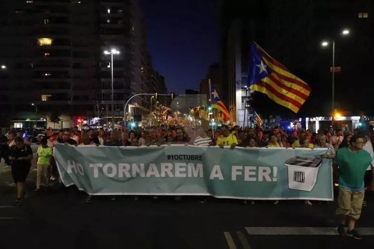 Sota el lema, 'ho tornarem a fer' miles de lleidatans reivindiquen l'1-O