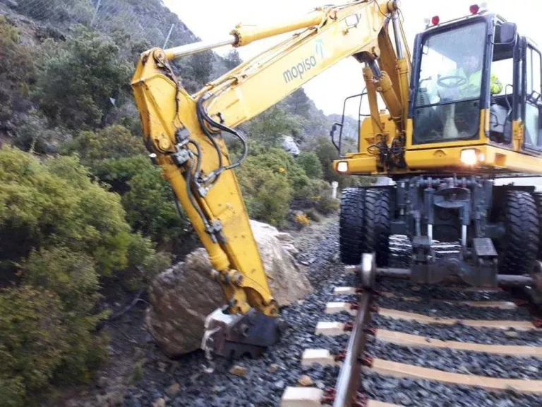 FGC inverteix 50.000 € i repara un tren danyat per una allau