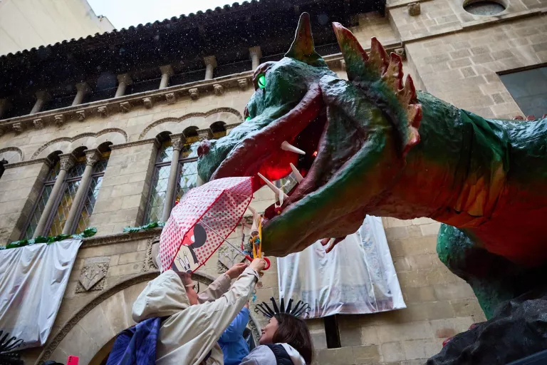 El Marraco obre la Festa Major de Maig de Lleida entre pluja i somriures