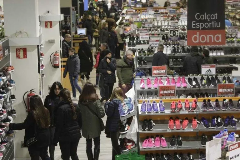 Les vendes a les grans superfícies de Catalunya disminueixen un 0,7% el 2017