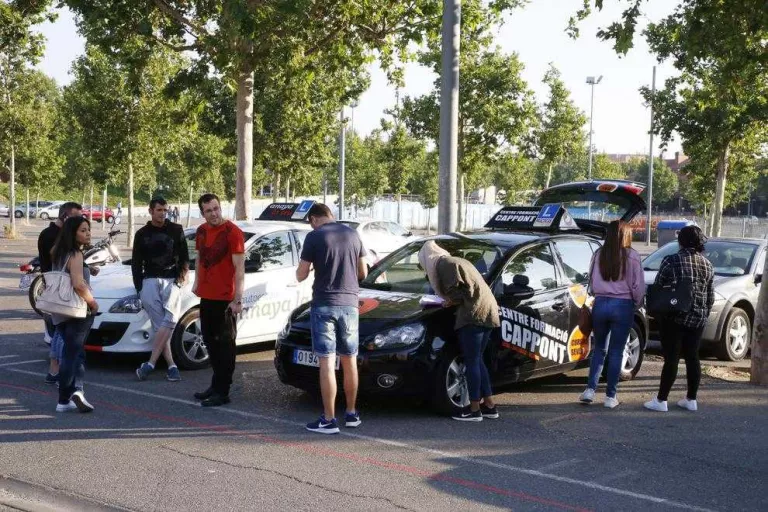 Els examinadors de Trànsit amenacen d'allargar la vaga