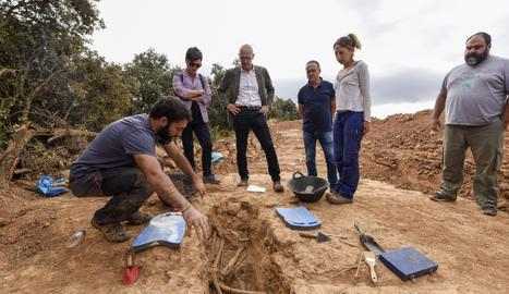 Troben els cossos de tres soldats en l'exhumació d'una fossa a Vilanova de Meià