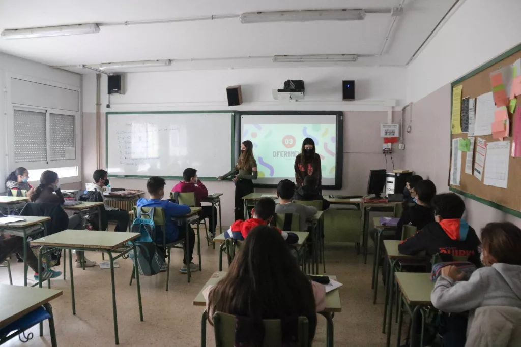 ⏯️ Implanten un nou programa contra el bullying on els alumnes més grans ajuden els petits
