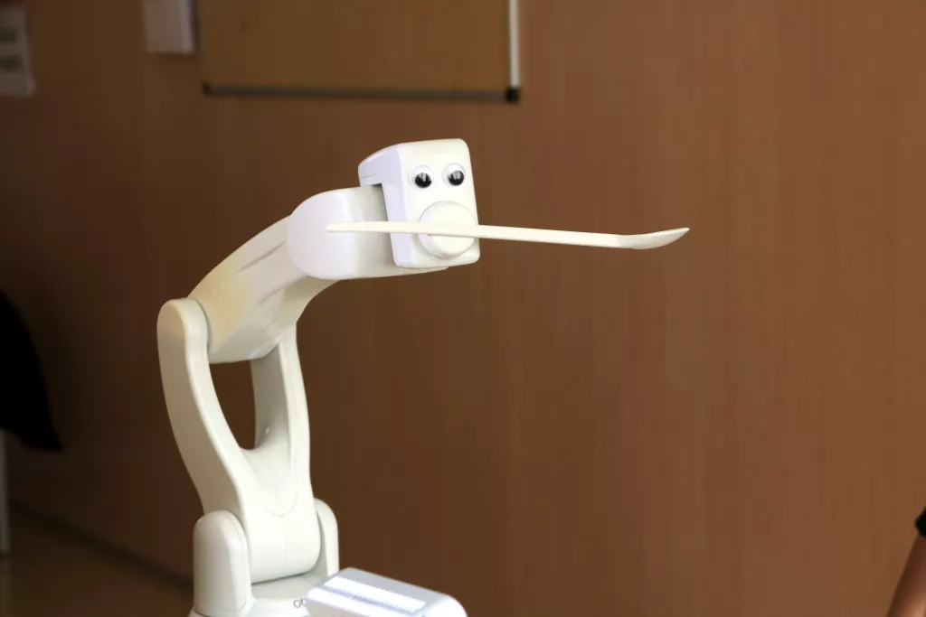 ⏯️ Un laboratori d'innovació digital dissenya un robot per ajudar a menjar persones dependents