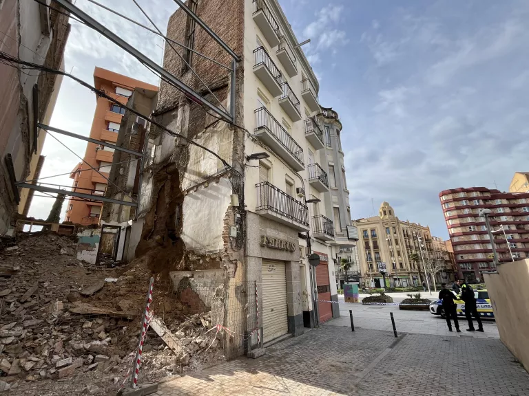 Desallotjat un edifici del carrer Boters després de la caiguda d’una paret mitgera