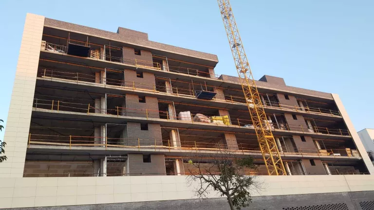 Aparelladors Lleida demana a la Paeria paralitzar les obres de construcció municipals i particulars