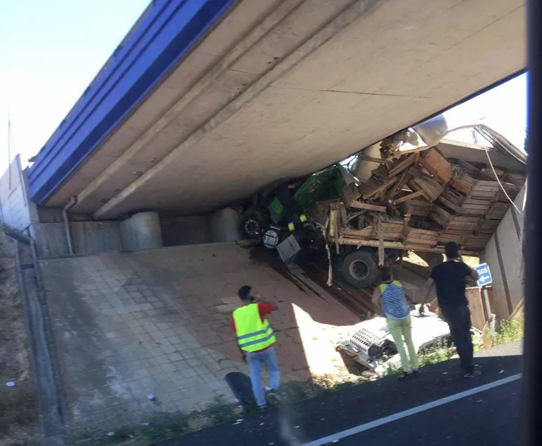 Continua a l'UCI el camioner que es va encastar al pont de l'A-2 a Alpicat