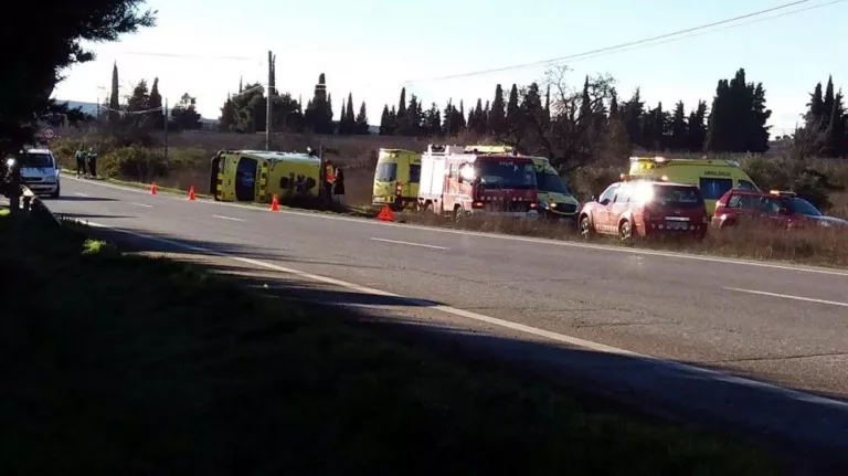 Tres ferits al bolcar una ambulància a Borges