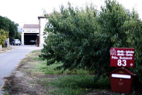 Ferits un home i els seus dos néts al bolcar una plataforma a Lleida