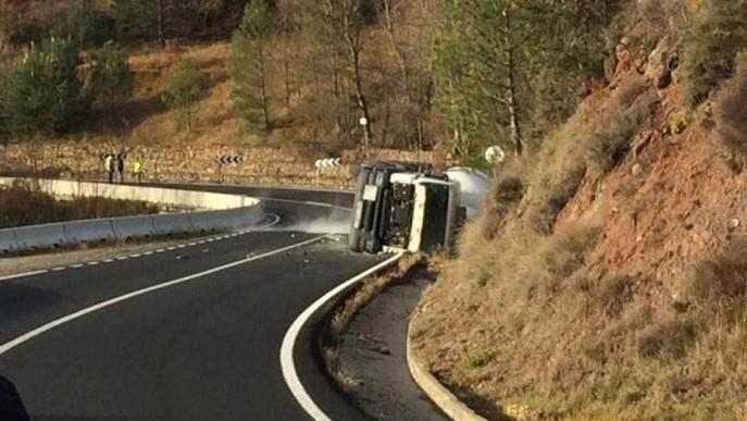 Tallada l'A-2 a Bell-lloc d'Urgell en sentit Barcelona per un accident entre tres camions